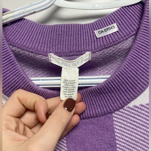 Shirt sleeve checkered sweater, size xs but fits like a medium - Picture 2 of 2